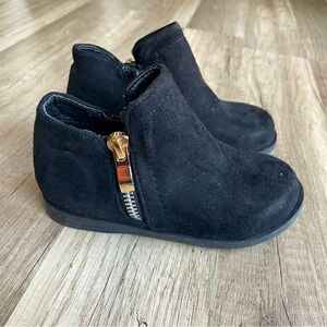 New Girls suede ankle booties, black size 8